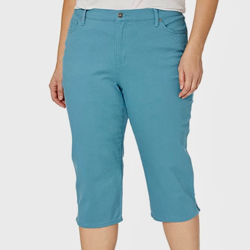 Gloria Vanderbilt size 22W Light Green “Amanda” Capris, L-20.5”, W-46”, H-54”NWT